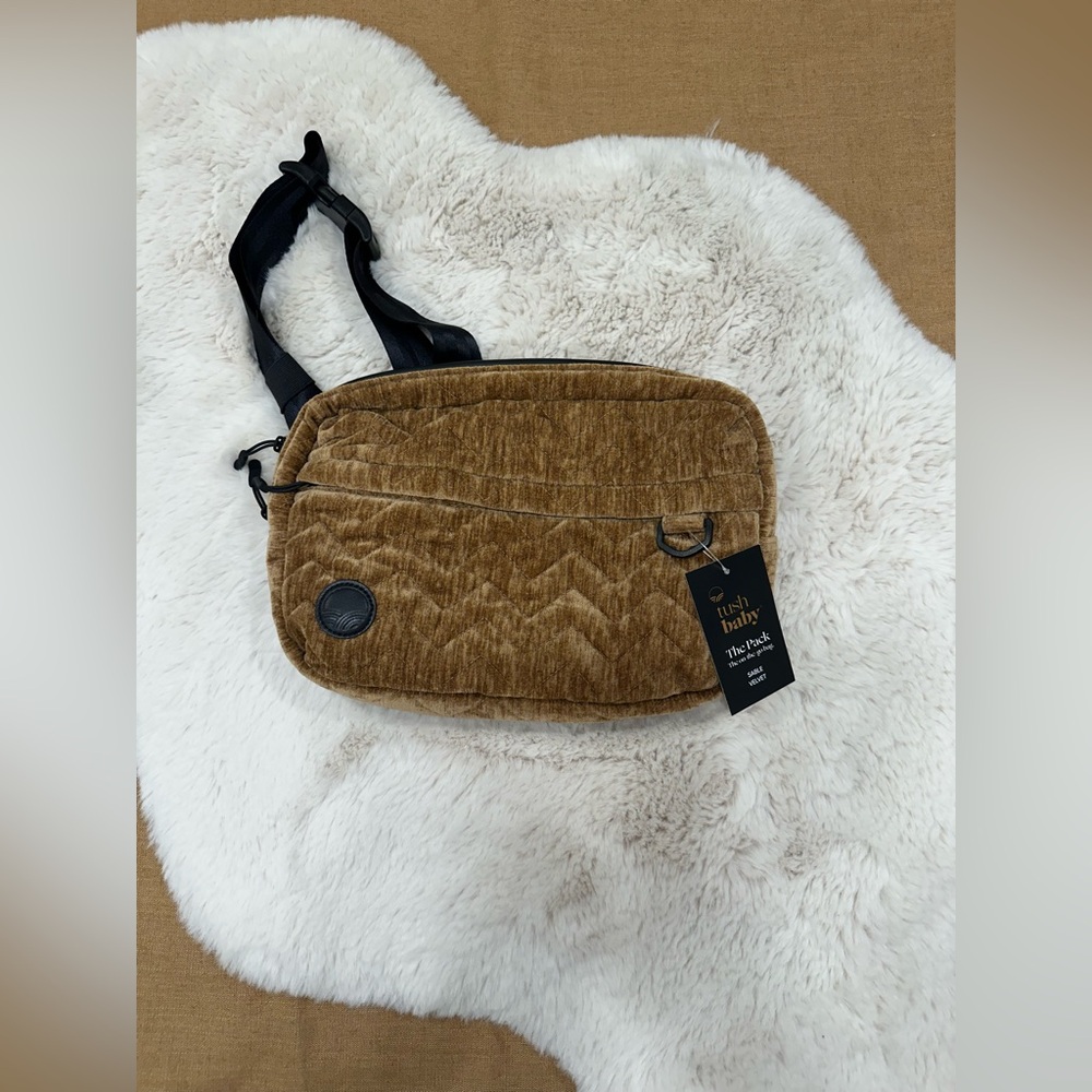 BNWT TushBaby The Pack in Sable Velvet - Picture 4 of 11